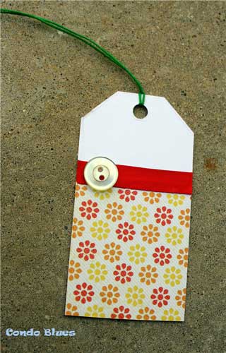 Make button and ribbon gift tag